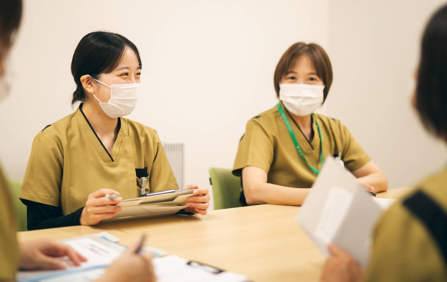 スタッフが利用者様と向き合う様子